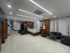 a waiting room with chairs and a hair salon at İstanbul Trend Hotel Old City in Istanbul