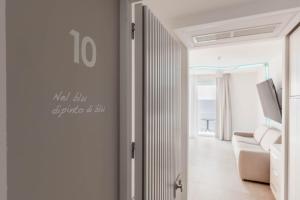 ein weißes Wohnzimmer mit Sofa und Fenster in der Unterkunft Malù Bed&Breakfast in Polignano a Mare
