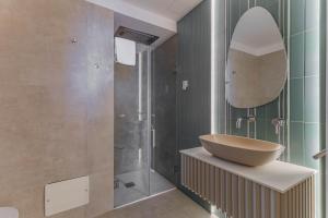 ein Badezimmer mit Waschbecken und Spiegel in der Unterkunft Malù Bed&Breakfast in Polignano a Mare + 82 Fotos