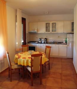 Kuchyňa alebo kuchynka v ubytovaní Apartments Banic + 37 fotografií