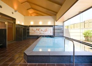 a swimming pool in a building with a swimming poolvisorvisor at ウェルネスハウスさらい in Nomi +38 photos