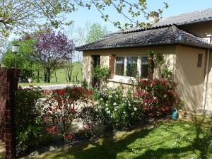 a small house with flowers in the yard at Gîte Les Hauts de Curemonte in Curemonte