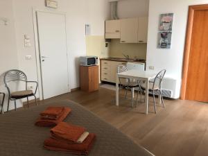 a room with a kitchen and a table and chairs at Residence Gloria in Montecatini Terme