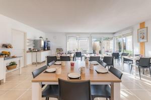 a dining room with a table and chairs at Appart'City Classic Dijon - Toison D'Or in Ahuy
