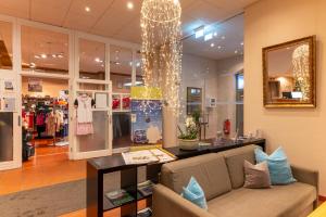 a store with a couch in the middle of a room at Golfhotel Fahrenbach in Tröstau