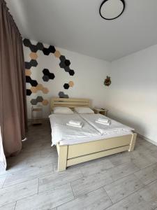 ein Schlafzimmer mit einem Bett und einer schwarz-weißen Wand in der Unterkunft Levodr in Weljatyn