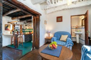 a living room with a table and a couch at El Gato Negro in Capileira