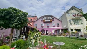 a group of buildings with a lawn in front at Hotel Garni Daniela Urich in Schwanenstadt