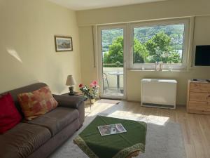 a living room with a couch and a large window at Ferienwohnung Fine in Lorch am Rhein