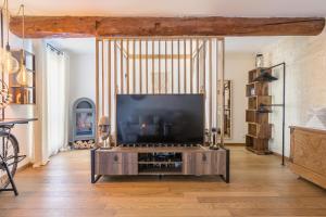 a living room with a large flat screen tv at Eden Provence in Avignon
