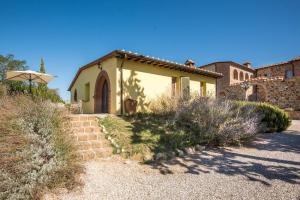 a small house with a pathway leading to it at Chalet Cigno - Apartment in Tuscany in Osteria Delle Noci