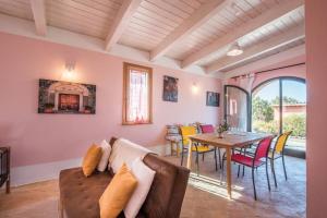a living room with a couch and a table at Chalet Cigno - Apartment in Tuscany in Osteria Delle Noci