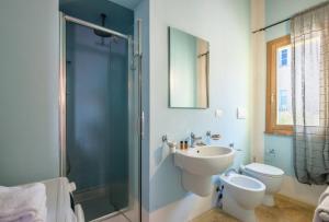 a bathroom with a shower and a sink and a toilet at Chalet Cigno - Apartment in Tuscany in Osteria Delle Noci +31 photos