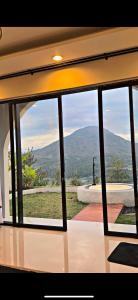 a room with a window with a view of mountains at Pinggan Tavora in Gretek +11 photos
