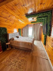 a bedroom with a bed and a wooden ceiling at Rustic Baia Sprie in Baia-Sprie