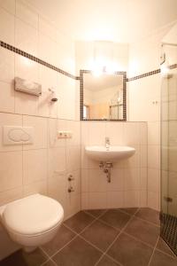 Ett badrum på Hotel-Cafe Hanfstingl