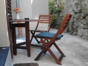 two wooden chairs sitting next to a wooden table at Herberge Landstreicher in Königstein an der Elbe +15 photos