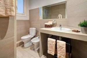ein Bad mit einem WC und einem Waschbecken in der Unterkunft Habitat Apartments Bruc Terrace in Barcelona