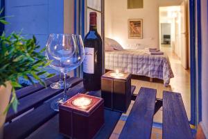 eine Flasche Wein und ein Glas und Kerzen auf dem Tisch in der Unterkunft Habitat Apartments Bruc Terrace in Barcelona