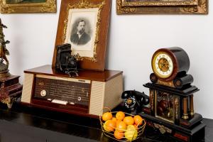 a table with an old radio and a basket of oranges at Hotel Boutique Tunari in Tunari