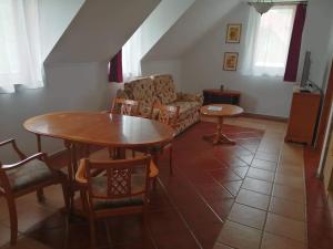 a living room with a table and a couch at Batthyány Villapark in Zalacsány