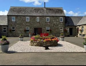 ein Gebäude mit einem Blumenstrauß davor in der Unterkunft Belstane Manor in Carluke