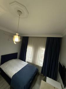 a bedroom with a bed and a window at Şehir Palas Otel in Mus