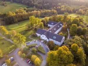 an aerial view of a building with a parking lot at Golfhotel Fahrenbach in Tröstau