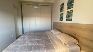 a bedroom with a large bed in a room at Appartamento indipendente apt 4 in Piadena