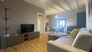a living room with a couch and a television at Appartamento indipendente apt 4 in Piadena
