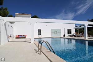 una piscina en el patio trasero de una villa en Vila Louro, en Santa Cruz