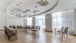 a dining room with tables and chairs and windows at Hotel Aqua Sopot - Destigo Hotels in Sopot