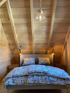 a bedroom with a bed with a wooden ceiling at Bosnest Nr 176 in Frankenau