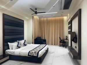 a bedroom with a king sized bed and a desk at Lords Swastik Studio Kodinar in Kodīnar