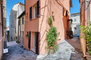 an alley in an old building with a potted plant at Torretta In Centro Perugia in Perugia