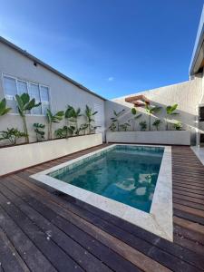 a swimming pool on a deck next to a building at Lofts Clariô in Alto Paraíso de Goiás