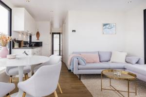 a living room with a couch and a table at Welcome in - Houseboat Agua Dolce met tuin, Paviljoenwei 4, Sneek - Offingawier in Offingawier