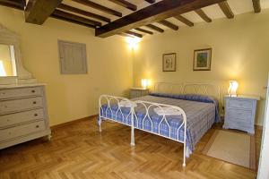 a bedroom with a bed and two dressers and two lamps at Rinidia Siena Centro in Siena