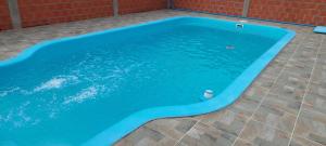 a swimming pool with blue water in a courtyard at JuanSe Cabañas in Ituzaingó