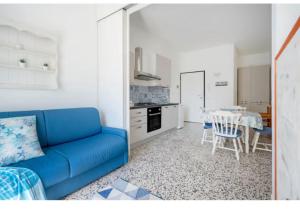 a living room with a blue couch and a table at Residenza Marittima in Torre Canne