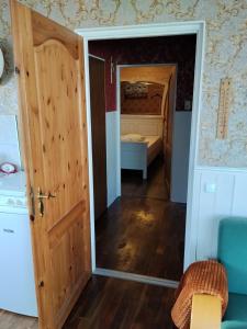 a room with a door leading to a bedroom at Mooiste Stekkie in Zeyen