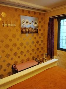 a room with a bench on the wall at Mooiste Stekkie in Zeyen