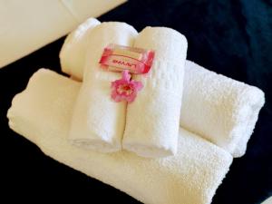 a white towel with a soap and a flower on it at Ypê Hospedagem II in Sao Jorge +90 photos