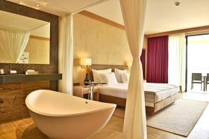 ポルト・サントにあるPestana Colombos Premium Club - All Inclusiveのバスルーム(バスタブ付)、ベッドルーム(ベッド1台、バスタブ付)が備わります。