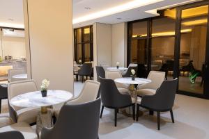 a restaurant with two tables and chairs and tablesktop at وساد الشمال للشقق الفندقية in Hail