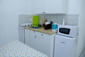 a kitchen with a microwave and a sink at Home's Vita in Trapani +8 photos