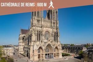 an image of a cathedral with the words cathedral de reims at Le cozy Cathedral Reims in Reims