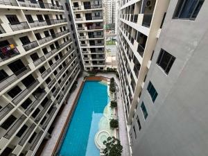 an overhead view of a swimming pool between two buildings at Sunnyplace Residences Near NAIA Airport in Manila +11 photos