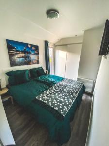 a bedroom with a green bed in a room at Beachhouse in Hulshorst
