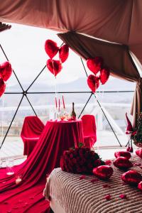 a tent with a table with red hearts on it at Forest glamp in Yasinya